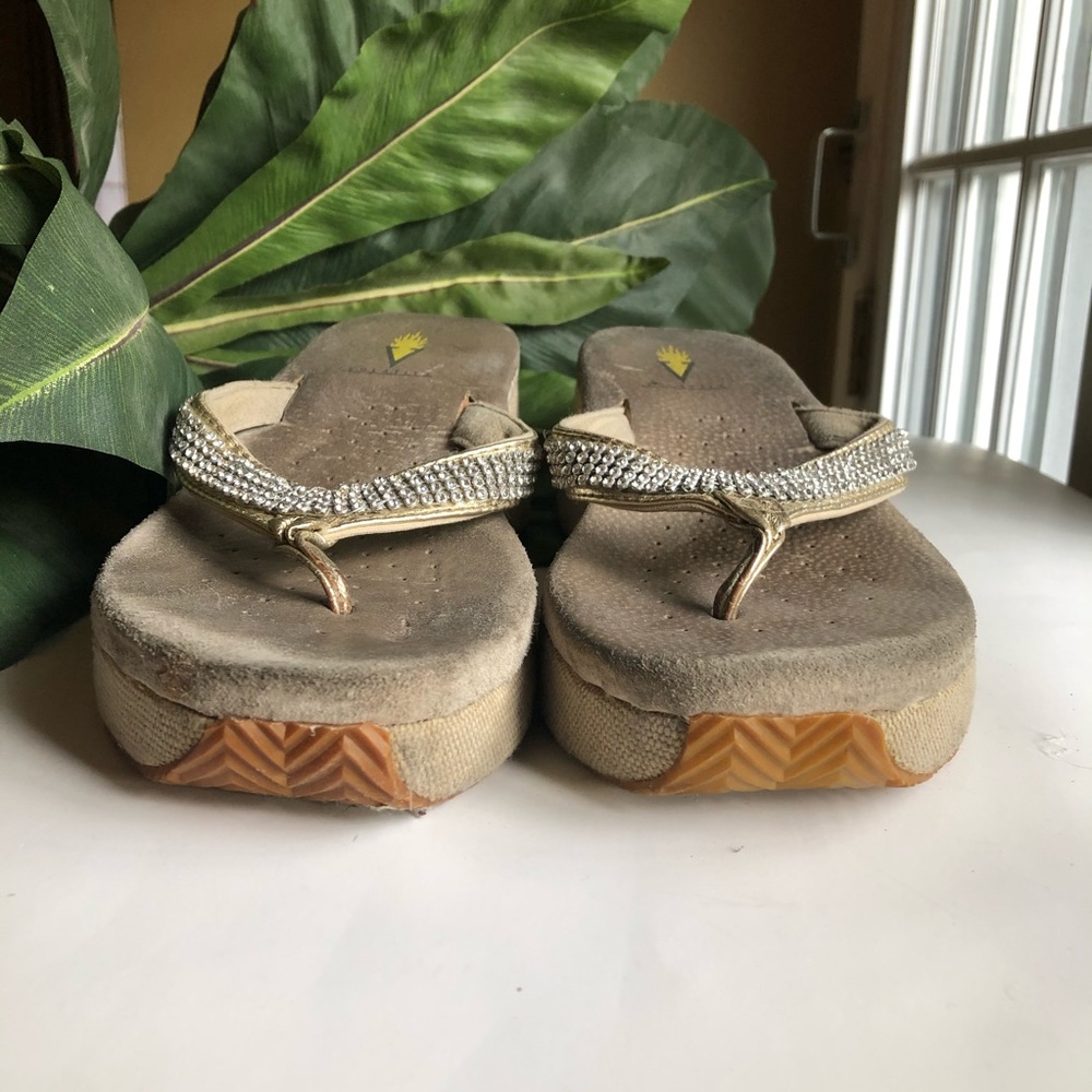 Volatile Wedge Split Toe Sandal - Picture 2 of 10